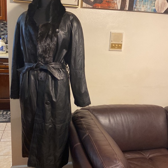UNBRANDED REVERSIBLE LONGBLACK GENUINE LEATHER AND FOX FUR COAT VERY NICE
